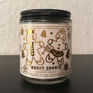 BATH & BODY WORKS Scented Candle Merry Cookie Essential Oil Single wick 7oz.